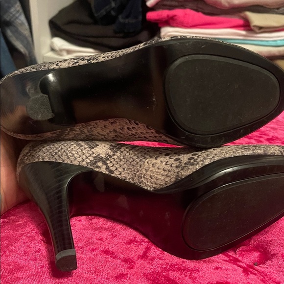 NWOT size 6 grey, and black snake skin platform heels by ALFANI - Picture 5 of 5